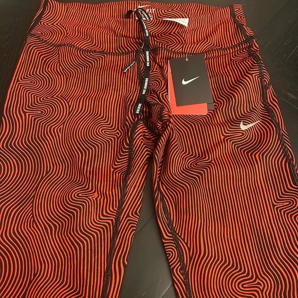 Nike Women's Black and Red Patterned Leggings - Picture 6 of 11
